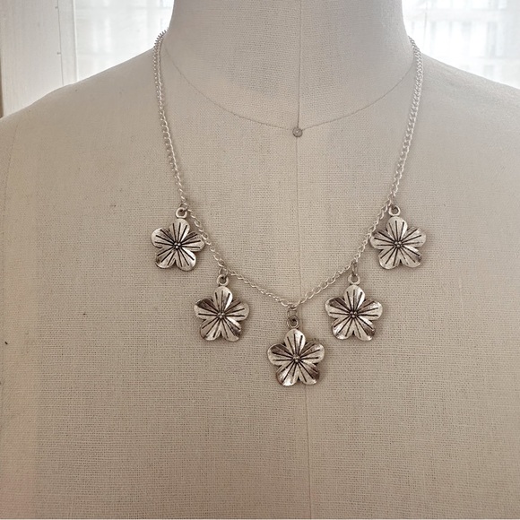 Y2K FLORAL CHARM necklace - Picture 4 of 4